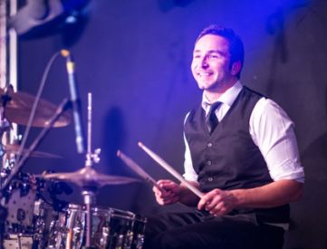 Jörg Harsch ist Schlagzeuger der Coverband PARTYBLUES